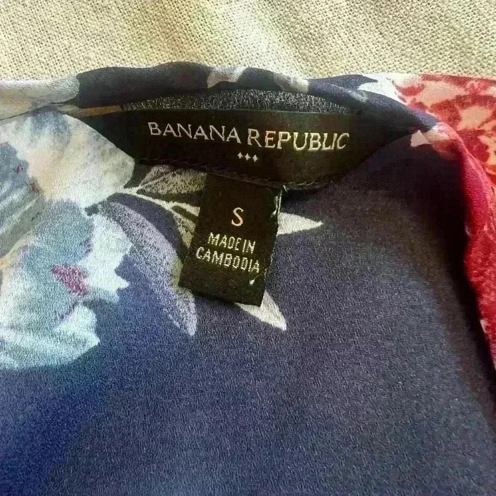 Banana Republic small ladies blouse NWOT. Flutter sleeveless pullover blouse. - Picture 10 of 13